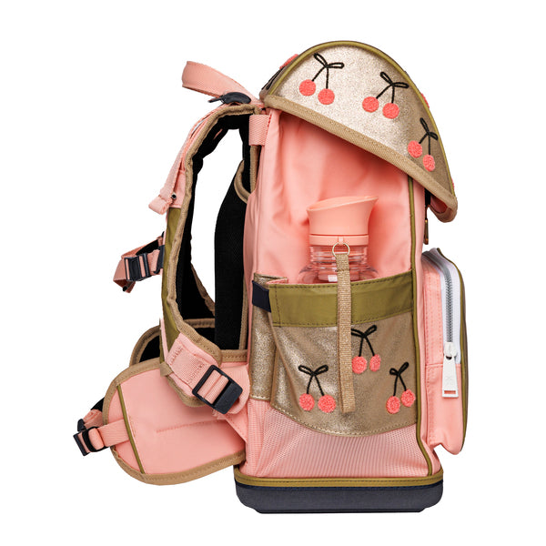 Discover the Ergomaxx, the most ergonomic and durable backpack in the world for girls aged 6 to 10. The Cherry Pompon design is a Jeune Premier bestseller.