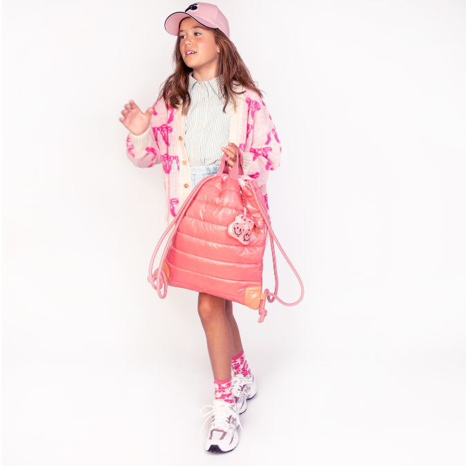 Trendy bag for school and leisure for all ages. This Jeune Premier Puffer Pink bag is a true chameleon: wear it as a fashionable backpack or as a water repellent gym bag.