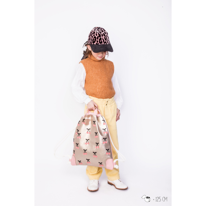 The multifunctional Jeune Premier Cherry Pompon City Bag can be used as a swimming bag, sports bag or fashion accessory, for any age and any occasion!