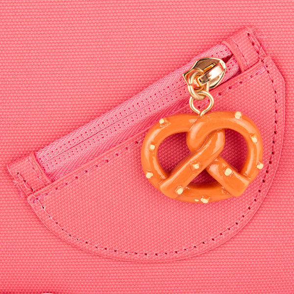 Trendy schoolbag for children from 6 to 8 years old. This Jeune Premier It Bag Midi Candy is a real back-to-school essential.