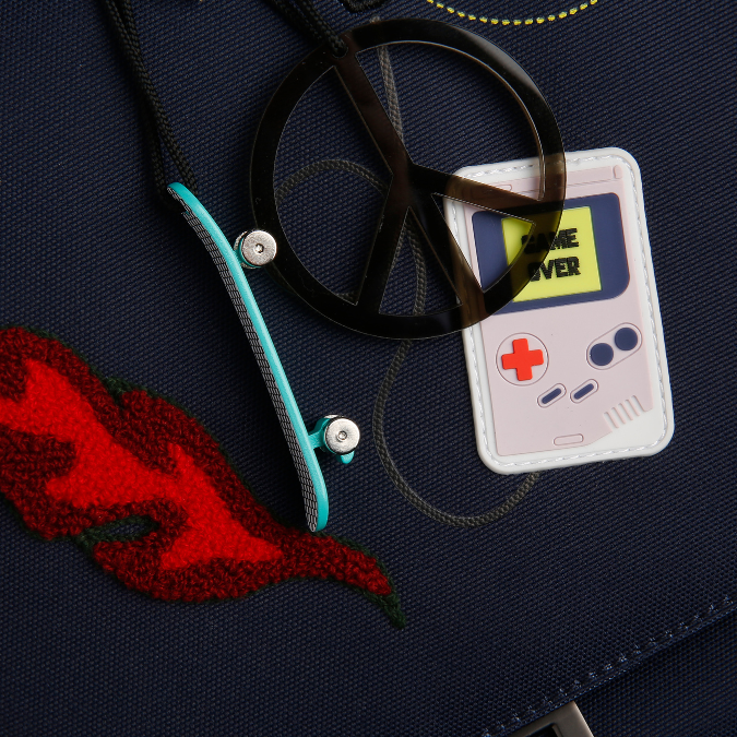 the It Bag Midi schoolbag is a true back-to-school essential. The Mr. Gadget design full of cool gadgets is Jeune Premier's all-time bestseller for boys.