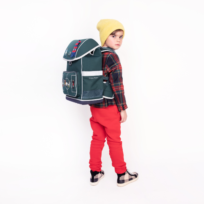 Discover the Ergomaxx, the most ergonomic backpack in the world for boys aged 6 to 10. The dark green FC Jeune Premier design is the all-time bestseller for boys.