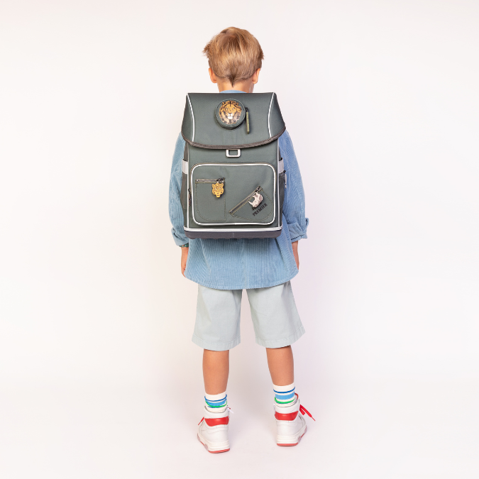 Discover the Ergomaxx Big Five, the most ergonomic and durable backpack in the world for boys aged 6 to 10. The khaki Big Five design is the all-time bestseller for boys.