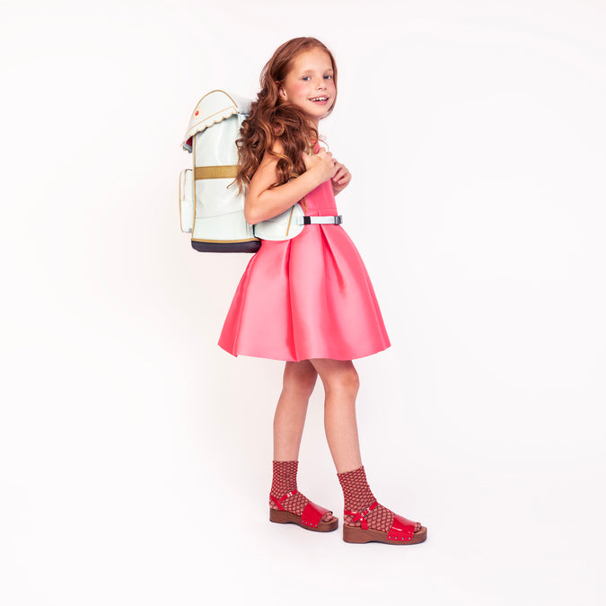 Girl wearing Ergomaxx Le Petit Chef ergonomic backpack with pastry design