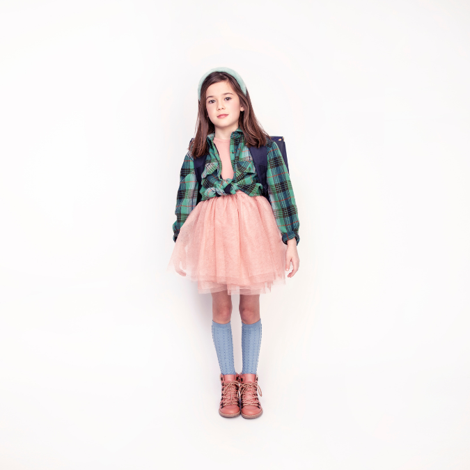 Trendy schoolbag for children from 6 to 8 years. This midi “it-bag” is a real back-to-school essential. Design: Unicorn Gold.