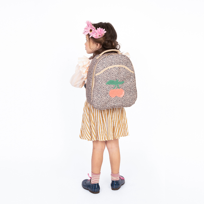 Ergonomic backpack for toddlers from 2 years old. If you want your toddler to walk the road to independence, the Ralphie Leopard Cherry is a key piece.
