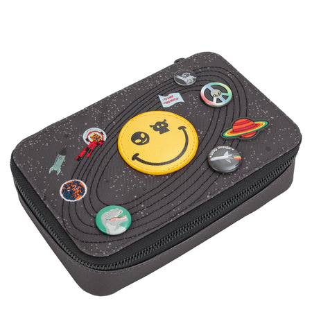 Filled, trendy pencil case with two separate lockable compartments, in collaboration with Staedtler®. The Jeune Premier "Space invaders" print is ideal for cool boys fascinated by the universe & space travel.