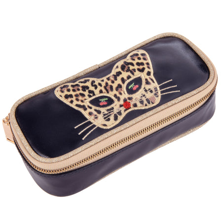 A plain pencil box, varnished with Jeune Premier designs, with a selection of elastic bands on the lid to store your favorite pens. The "Love Cats" print is ideal for fashionistas who love laqué & leopard.