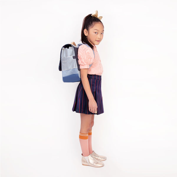 Check out the Jeune Premier bestseller: the It Bag Midi schoolbag, a true back-to-school essential. This high quality schoolbag with a beautiful Glazed Cherry design with glitters is ideal for girls aged 6 to 8 years.
