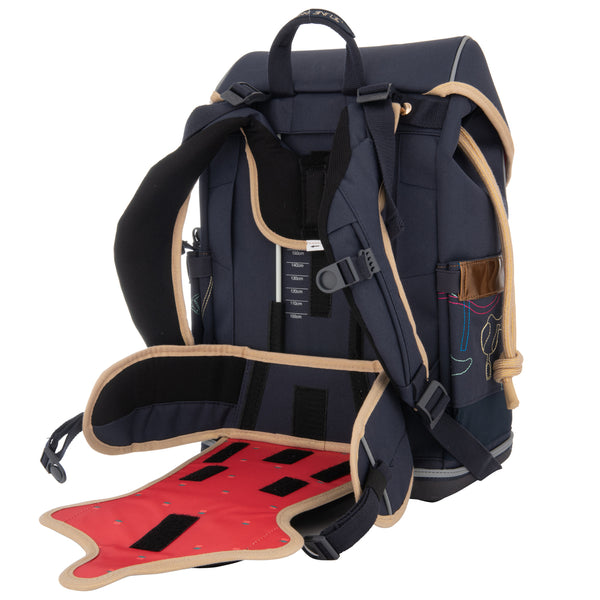 Discover the Jeune Premier Ergomaxx, the most ergonomic, durable and beautiful backpack in the world for girls aged 6 to 10. The navy blue Cavalier Couture print is ideal for fashionable horsegirls.