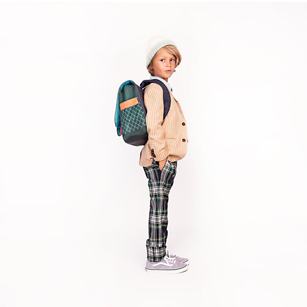Check out the Jeune Premier bestseller: the It Bag Midi schoolbag, a true back-to-school essential. This high quality schoolbag with dark green FC Jeune Premier design is ideal for boys aged 6 to 8 years.