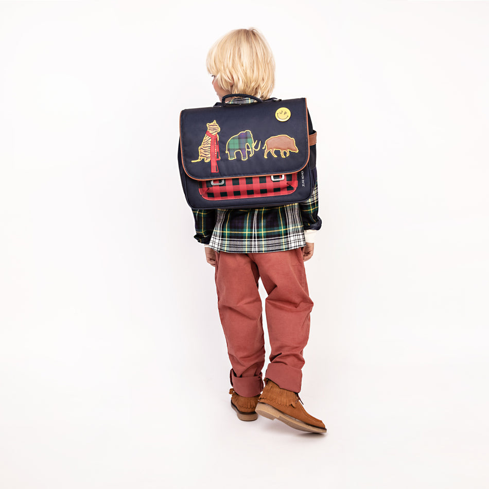 Check out the Jeune Premier bestseller: the It Bag Midi schoolbag, a true back-to-school essential. This high quality schoolbag is ideal for boys and girls aged 6 to 8 years. Fashionable boys will love this Tartans design
